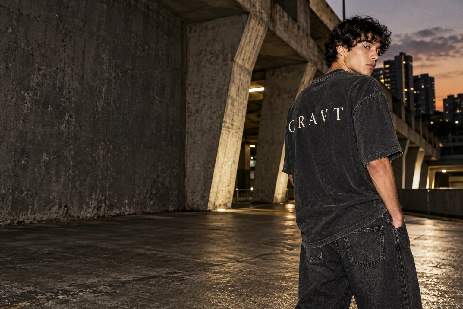 Editorial conceitual CRAVT: camiseta preta em cenário de concreto urbano